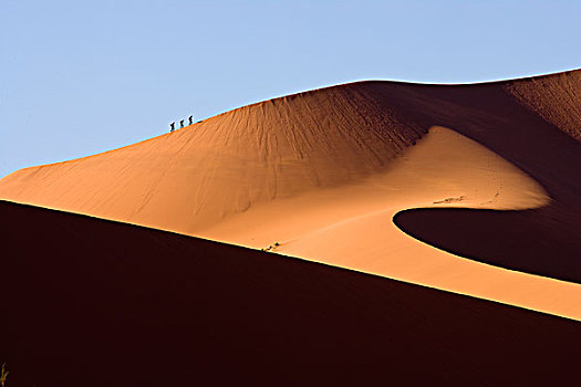 人,攀登,沙丘,纳米布沙漠,索苏维来地区,纳米比亚