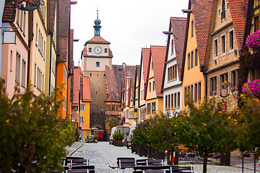 德国罗腾堡童话镇街道上古老的钟楼