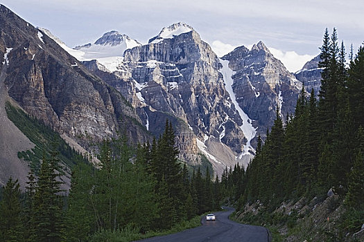 道路,冰碛湖,落基山脉,班芙国家公园,艾伯塔省,加拿大