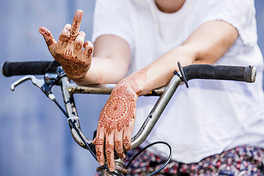 女人,指甲花纹身,坐,自行车,制作,粗鲁,手势