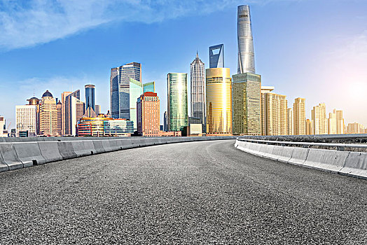 柏油马路和上海陆家嘴摩天大楼天际线