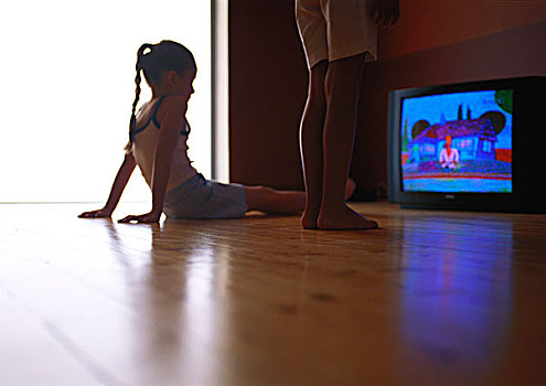 小女孩,坐在地板上,看,电视,人,站立,靠近