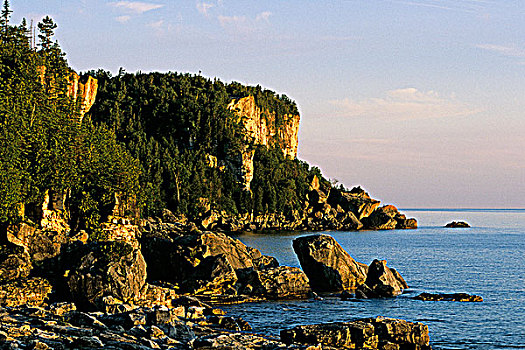 悬崖,尼亚加拉,乔治亚湾,日出,洞穴,布鲁斯半岛国家公园,安大略省,加拿大