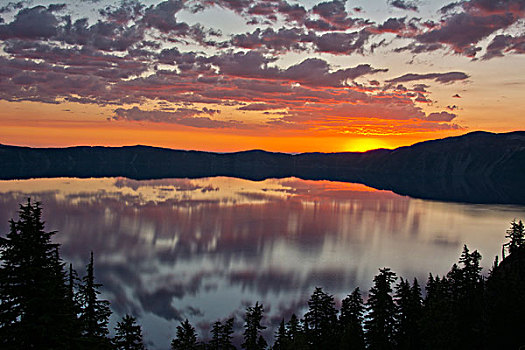 火山湖,日出,火山湖国家公园,俄勒冈,美国