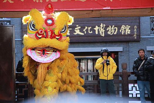 小镇摆下百米长桌宴,市民游客新年吃饺子交好运