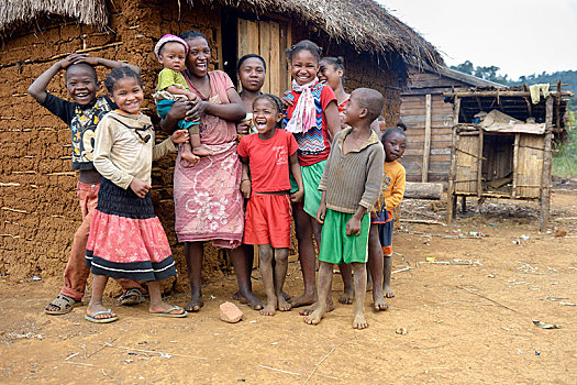 笑,女人,孩子,正面,小屋,区域,马达加斯加,非洲