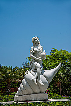 广东省汕头市南澳岛,自然之门,南澳北回归线标志塔,广场上的海神与海的女儿雕塑