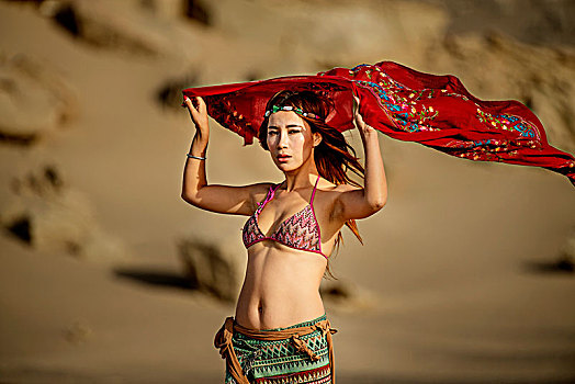 新疆,罗布泊,沙漠,美女,姿式