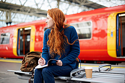 女人,长椅,火车站,站台,伦敦
