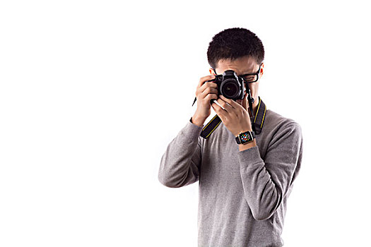 与数码相机年轻的摄影师拍照