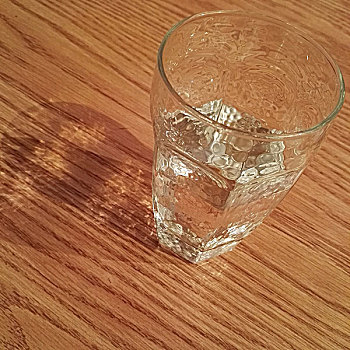 玻璃杯和它的倒影