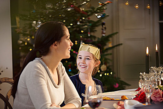 高兴,母女,纸皇冠,烛光,圣诞晚餐,桌子