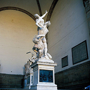 意大利佛罗伦萨市西尼约里亚广场的露天博物馆兰齐长廊内的塑像