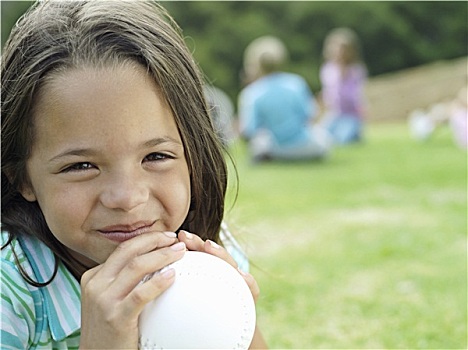 女孩,7-9岁,坐,草,公园,拿着,球,微笑,头像,前景聚焦