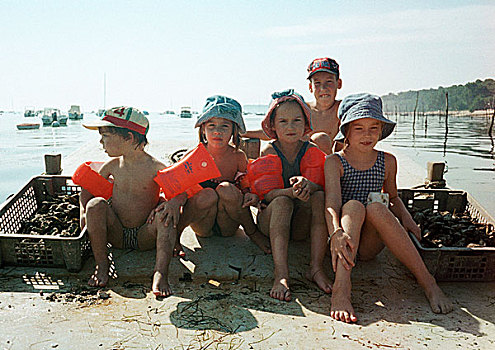 孩子,坐,排列,戴着,浮水圈,海滩