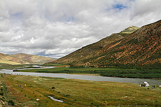 青藏高原山谷