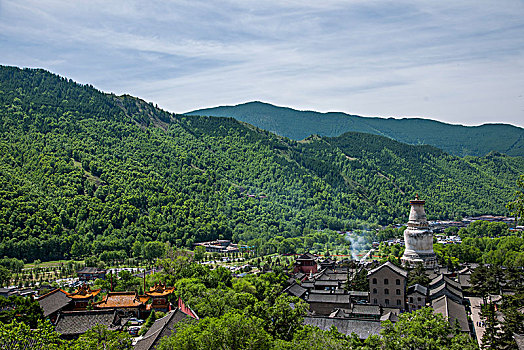 山西忻州市五台山黛螺顶寺院上远眺五台山群寺院