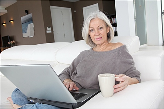 老年,女人,放松,在家,正面,笔记本电脑