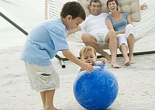 男孩,婴儿,玩,球,父母,看,吊床