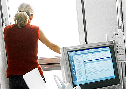 女人,办公室,站立,望向窗外,电脑显示器,前景