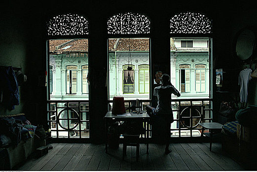 后视图,男人,家,剃,靠近,窗户,新加坡