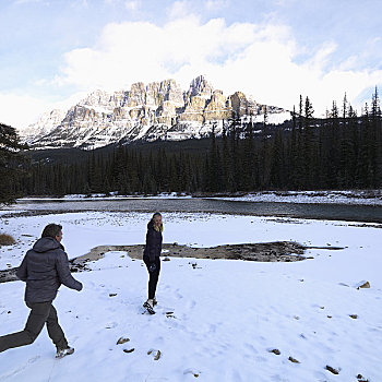 夫妻,享受,雪中,城堡山,艾伯塔省,加拿大