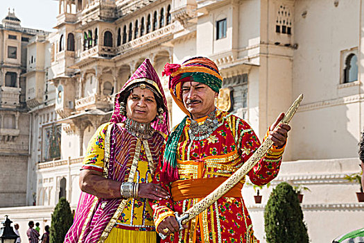 老年,夫妻,穿,传统服装,城市宫殿,王宫,乌代浦尔,拉贾斯坦邦,印度,亚洲