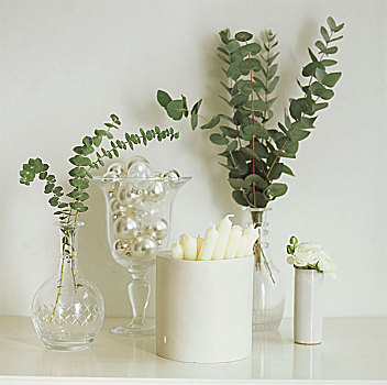 绿色植物,白色,蜡烛,花,银球,桌上