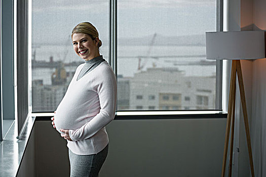 怀孕,职业女性,站立,靠近,窗户,办公室,头像