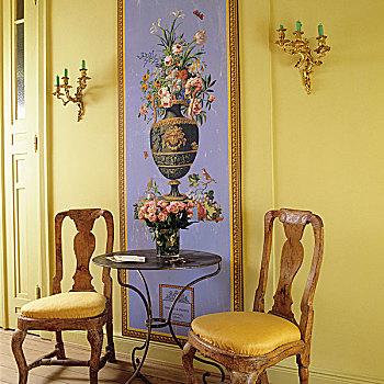 老式,木椅,边桌,走廊,正面,黄色,墙,框,花,图片