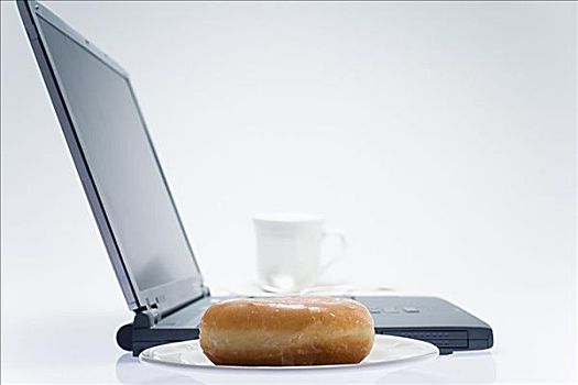 咖啡,油炸圈饼,笔记本电脑