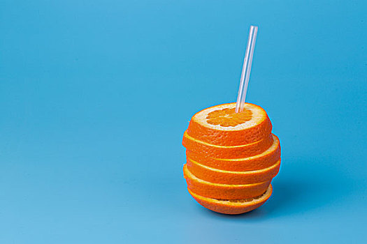 插着吸管的切片橙子