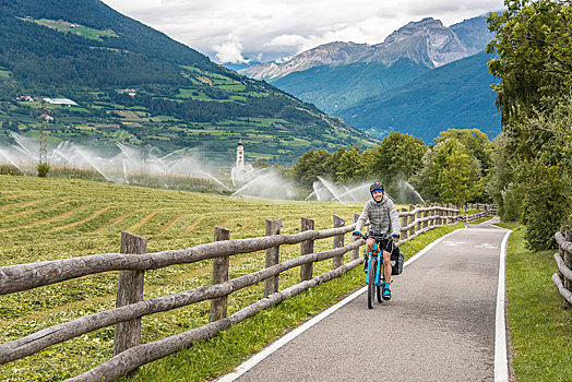 骑车,山地车,自行车道,穿过,阿尔卑斯山,特兰迪诺,南蒂罗尔,意大利,欧洲