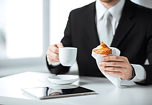 商务人士,平板电脑,咖啡杯,牛角面包