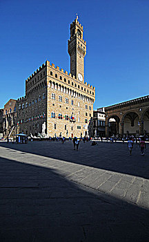 佛罗伦萨西尼奥列广场中的维琪奥宫,palazzovecchio,又叫旧宫或者领主宫,palazzodellasignoria,是佛罗伦萨的市政厅