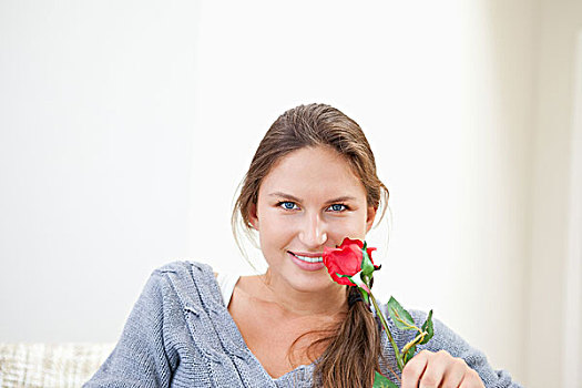 女人,拿着,玫瑰,微笑,灰色背景