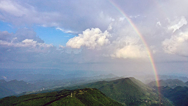 重庆酉阳,太阳雨中彩虹亮瞎人