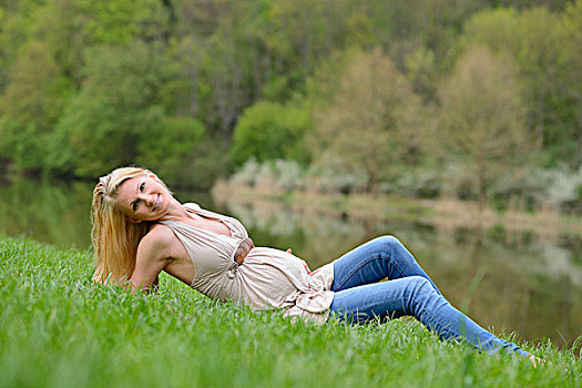 年轻,孕妇,躺着,草地