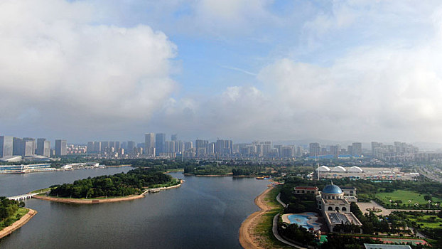 山东省日照市,夏日里的水上公园风景如画,市民悠闲垂钓乐享生活