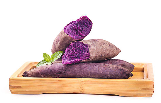 白底上放着一盘紫罗兰紫薯