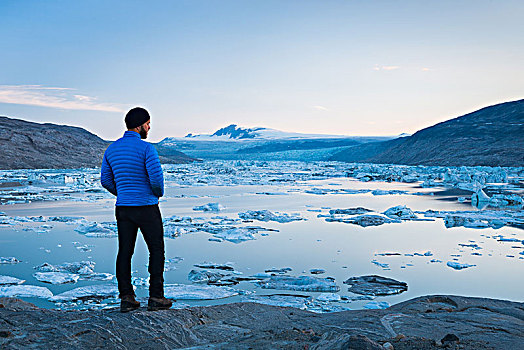 男人,站立,岩石上,远眺,结冰,湖,小,冰山,格陵兰,北美