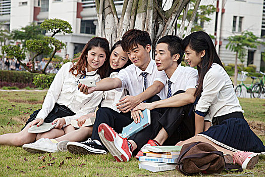 五个大学生在校园聊天