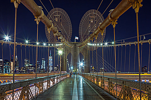 夜晚的布鲁克林大桥人行道