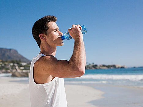 男青年,饮用水,海滩