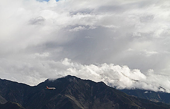飞机飞行在高原山谷