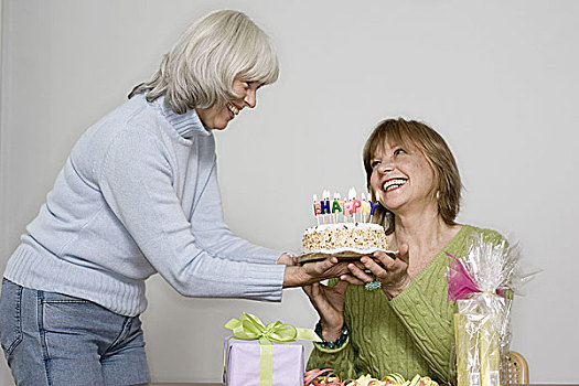 老人,生日,女人,馅饼,特写,给,序列,人,朋友,友谊,礼物,生日蛋糕,蜡烛,喜悦,惊讶,高兴,感谢,室内