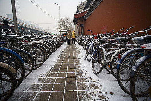 北京胡同内的自行车