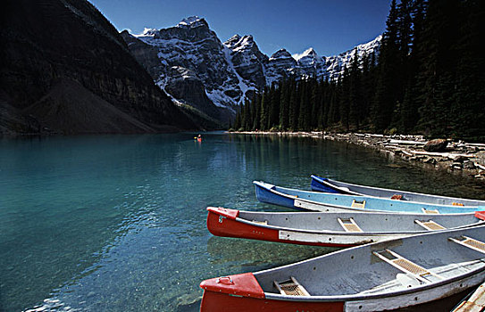 独木舟,停泊,海岸,冰碛湖,十峰谷,班芙国家公园,艾伯塔省,加拿大