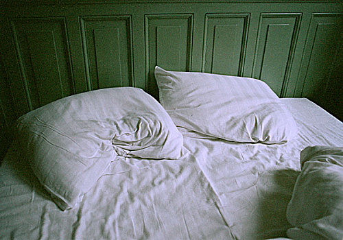 白色,两个,枕头,睡觉,床,绿色,墙壁