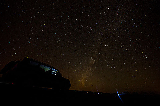 星空下的越野车